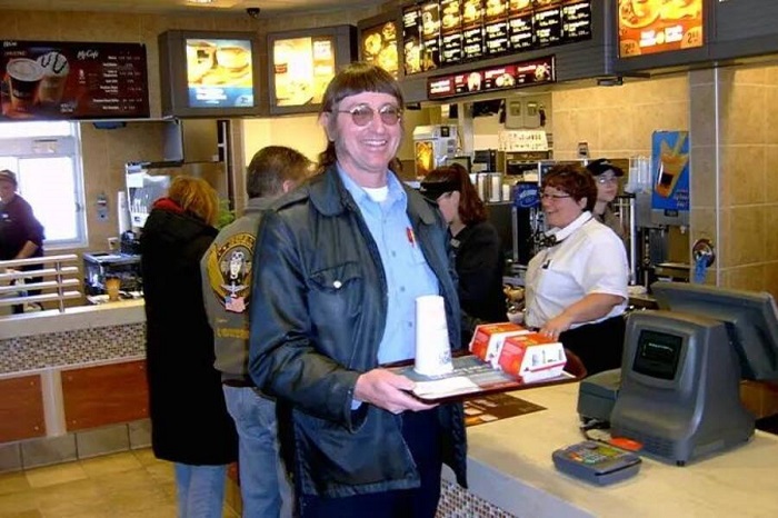 Don Gorske, pria penggemar menu Big Mac di McDonald's. Ia dilaporkan telah makan lebih dari 34.000 burger McDonald's tersebut sejak tahun 1972.