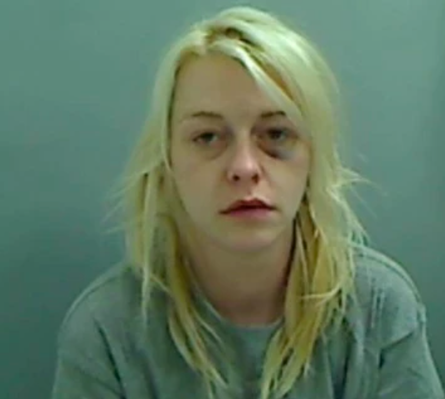 Mujer mata a su amiga y va a la tienda a comprar papas fritas con su tarjeta