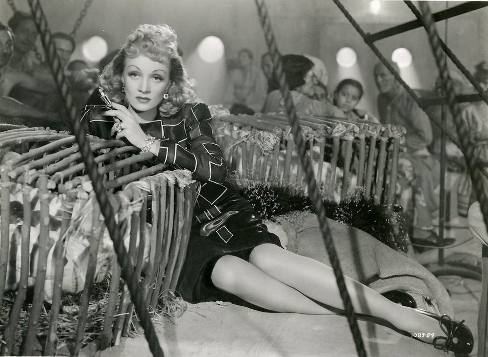 Marlene_Dietrich_b76