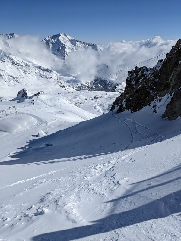 stubai_0500 Nach dem Aussieg von der DSB geht es schattig den Felsen entlang. Links die SL Daunferne