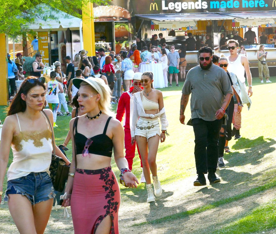 gigi-hadid-at-2018-coachella-valley-music-and-arts-festival-04-1