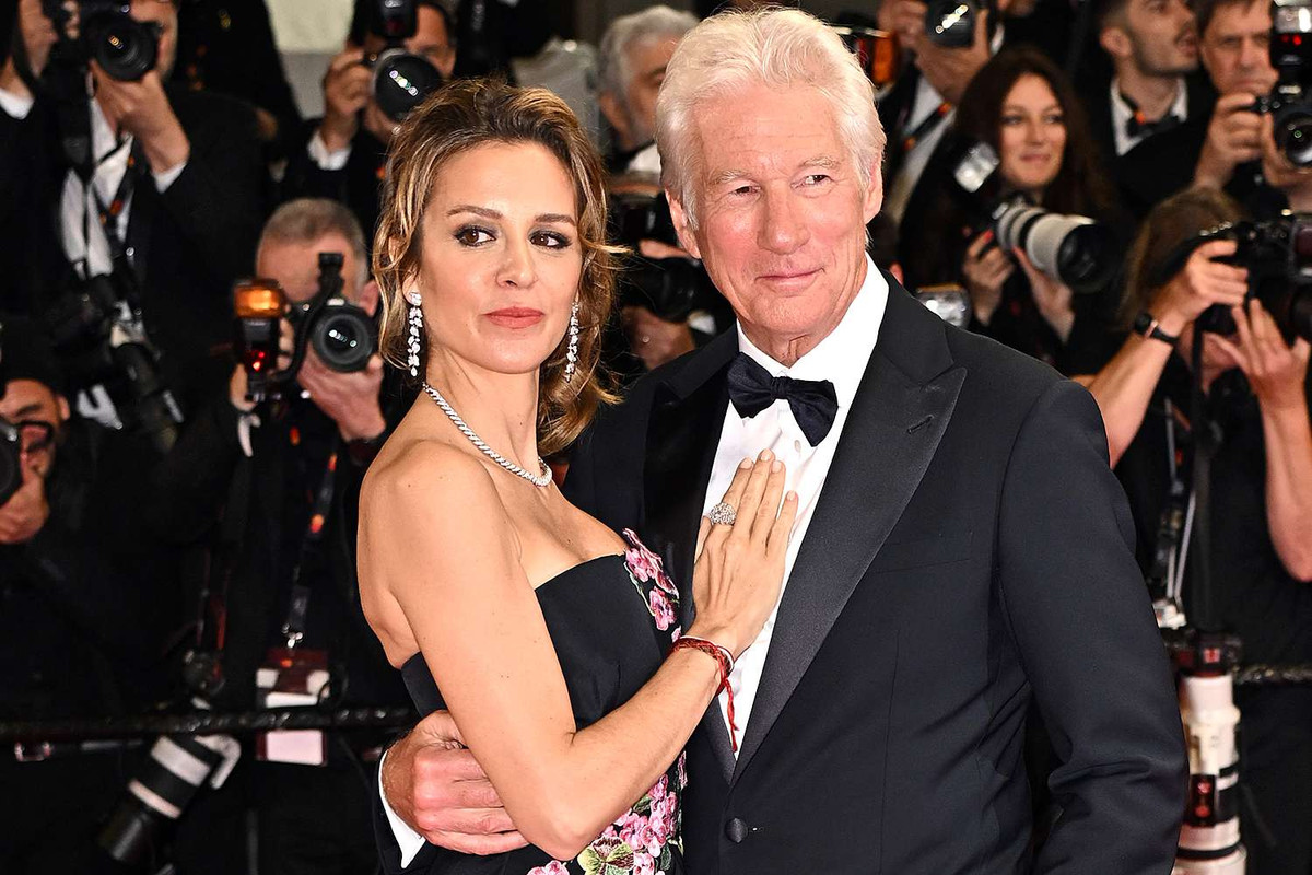 https://i.postimg.cc/cCt8Mrwz/richard-gere-alejandra-silva-Cannes-Film-Festival-tout-051724-1dffa661bd884c79bb6c7fca12aff224.jpg