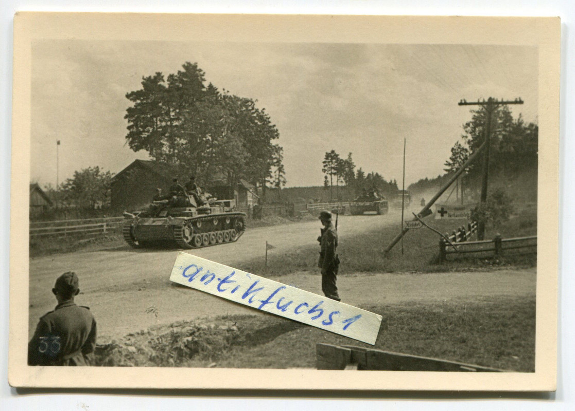 2 Deutsche Panzer am Truppen-Verbandsplatz in Rußland im 2.WK