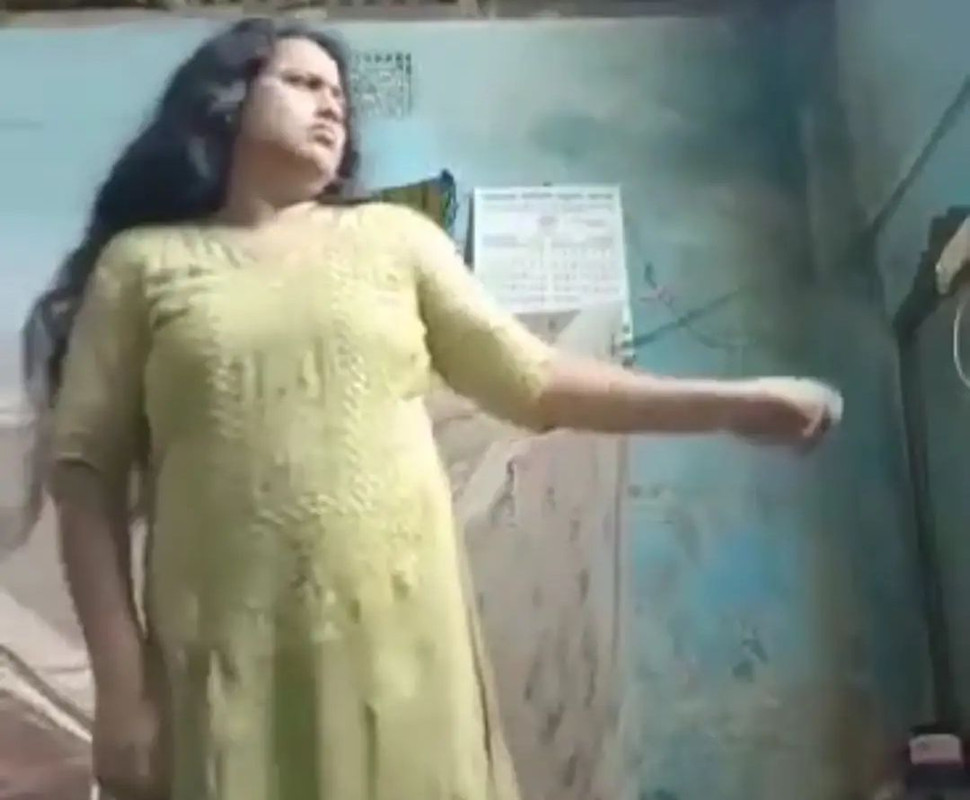 Desi cheater Bhabhi fucked with neighbor young boy