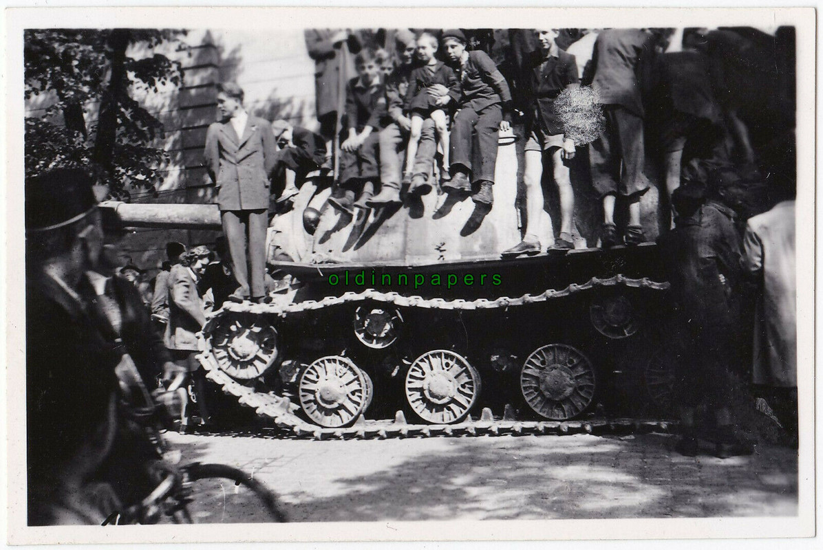 Foto Zivilisten Kinder auf Panzer Wehrmacht Böhmen ev. Nachkrieg