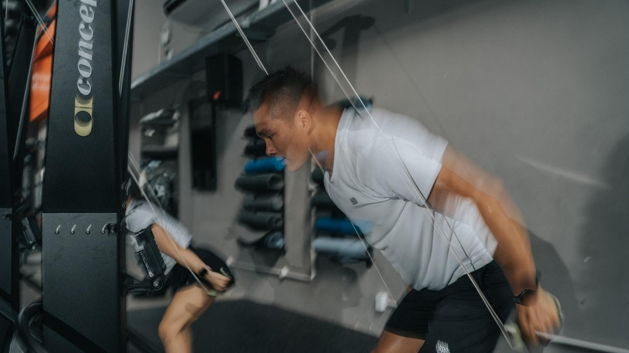 HYROX cho người mới - tập SkiErg cường độ cao tại phòng gym