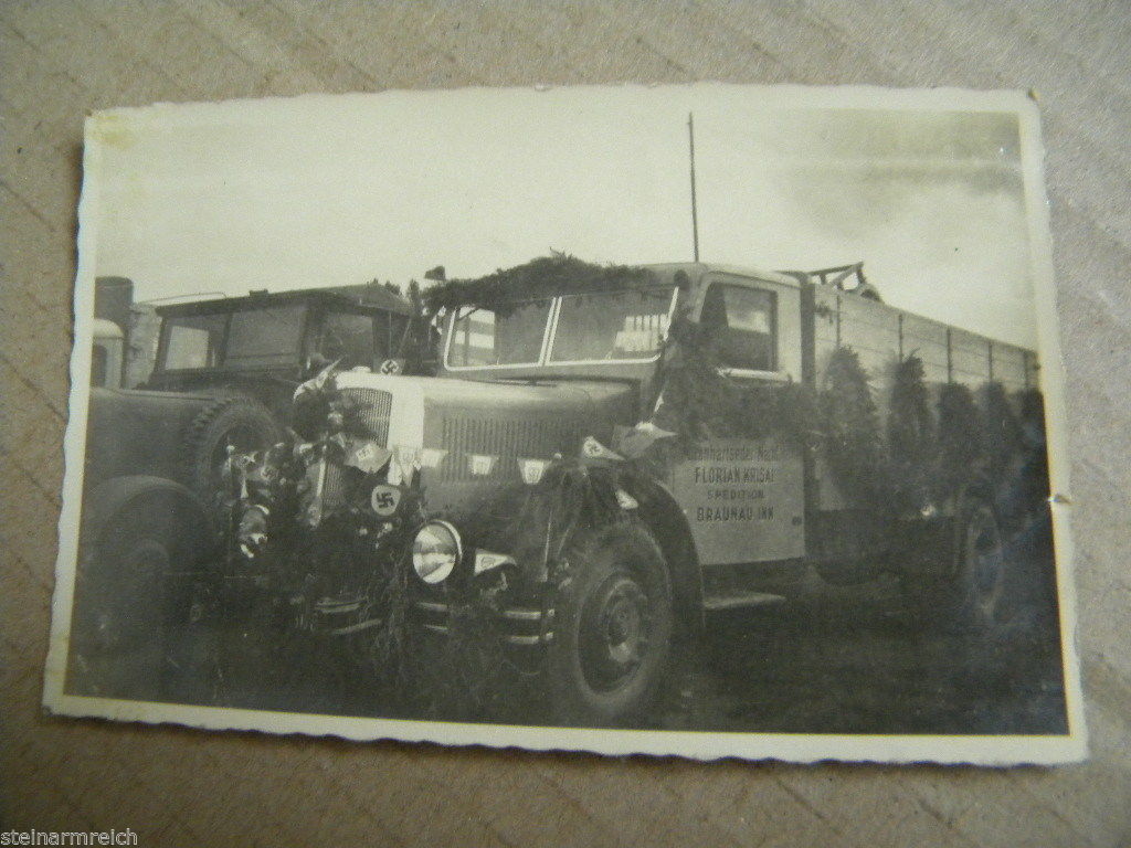 geschmücktem LKW 1938 einer Spedition aus BRAUNA