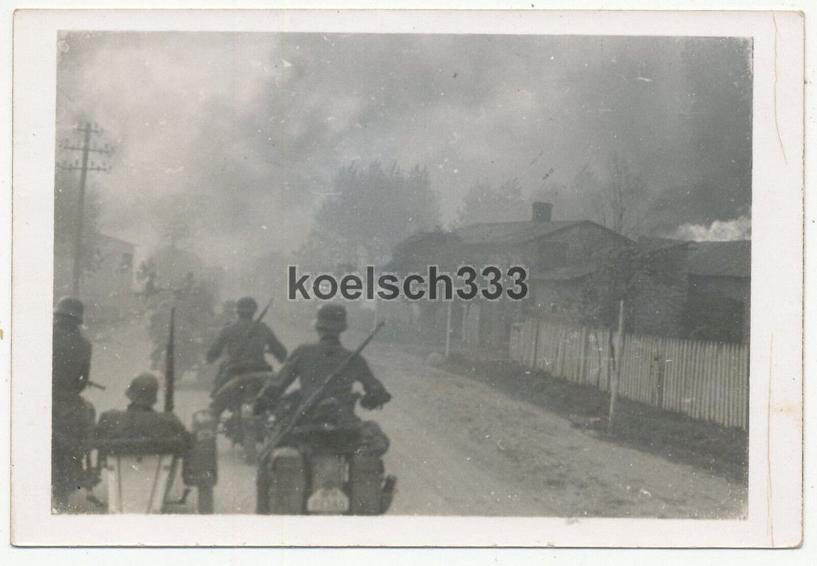 Foto Kradschützen der Wehrmacht in einem umkämpften Dorf in Russland 1941