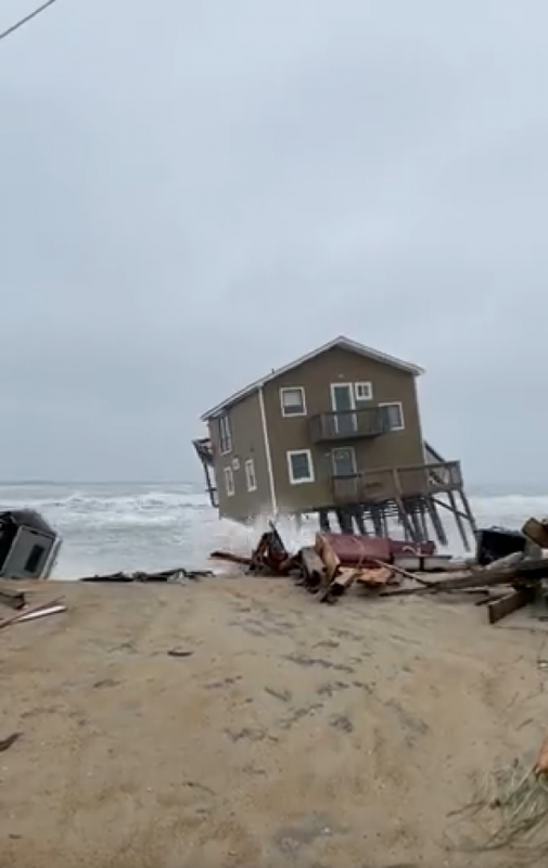 Casa es devorada por el mar, un video capta momento exacto