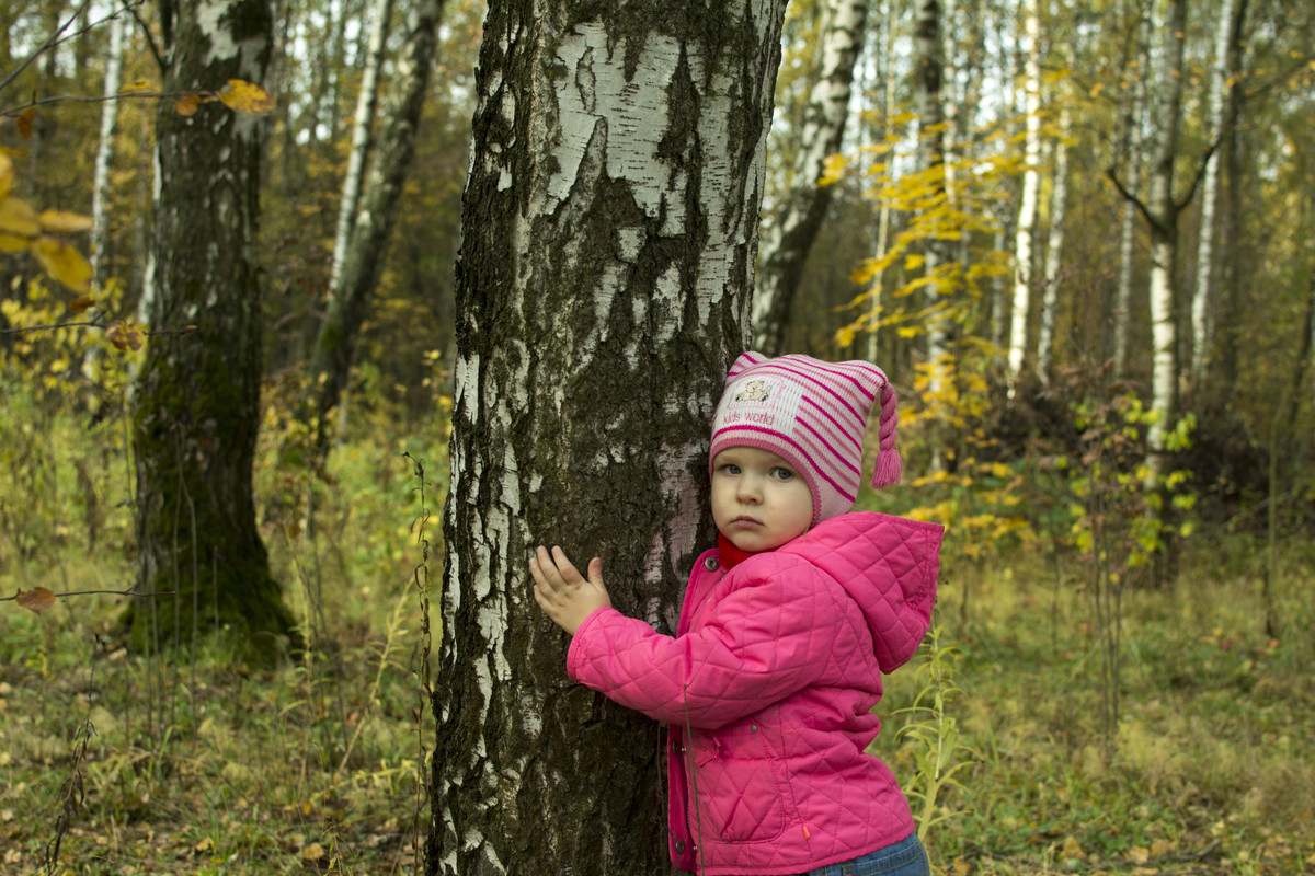 Вика с березой обнимашки