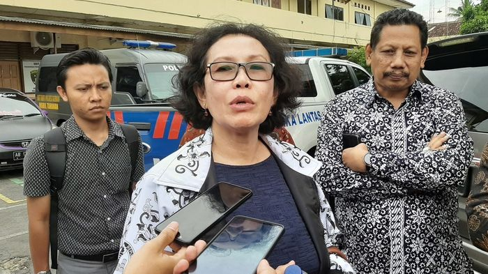 Ketua Umum Pengurus Besar Persatuan Guru Republik Indonesia, Unifah Rosidi saat menemui wartawan usai bertemu dengan ketiga tersangka di Mapolres Sleman