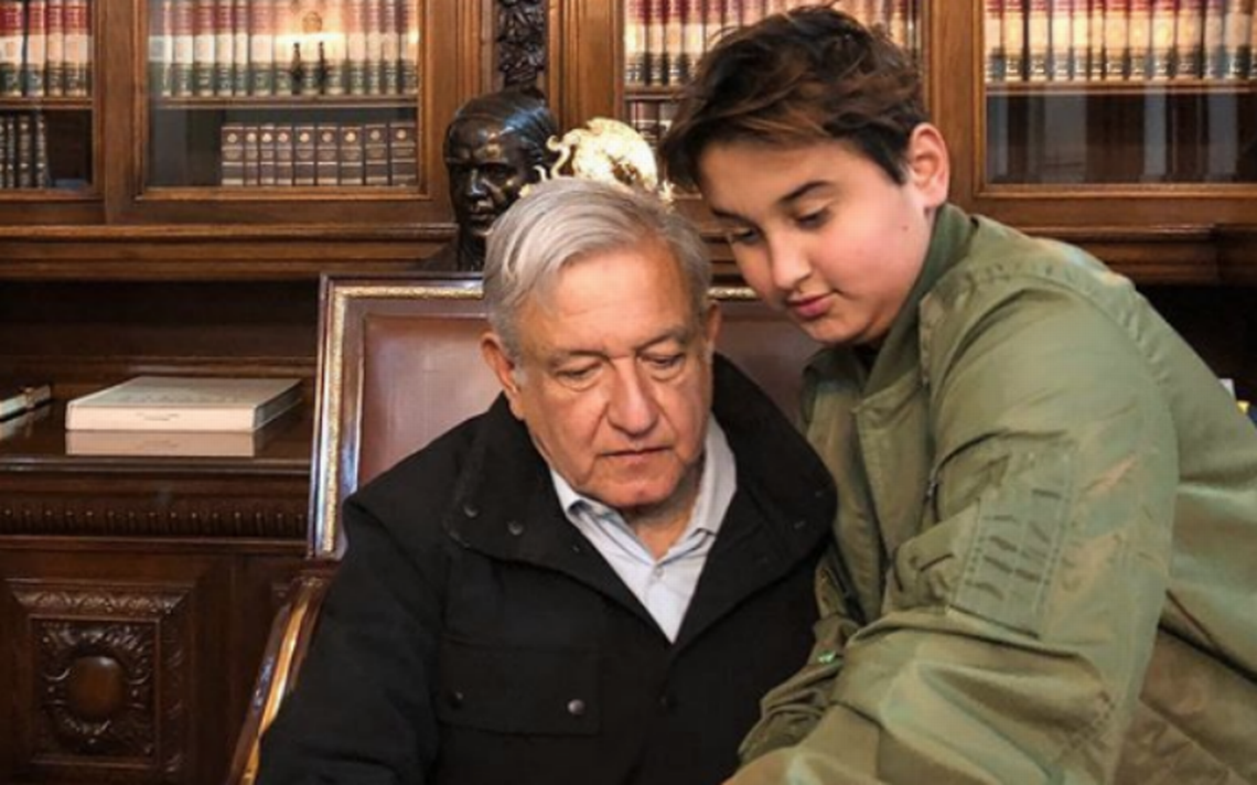 Critican a AMLO por foto desactualizada de su hijo menor