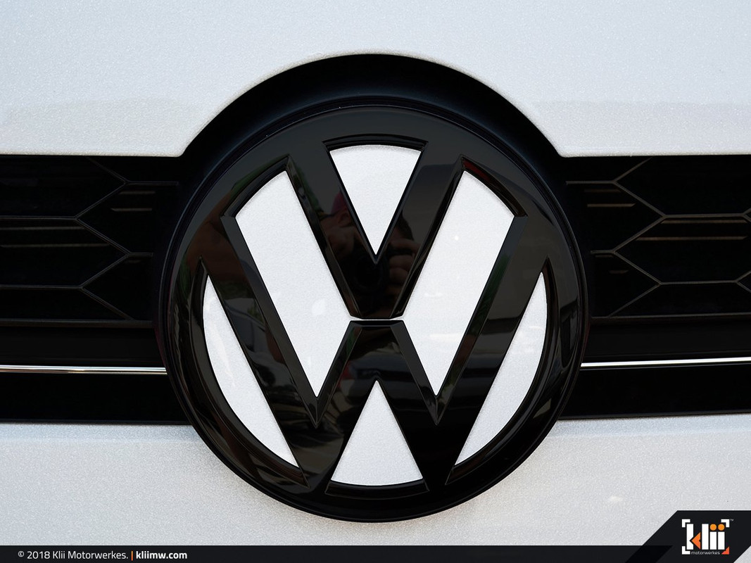 K27-17FR-VW-Front-Badge-Inlay-Oryx-White-Pearl-Klii-1-LWM_1200x