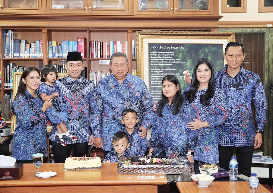 Keluarga Yudhoyono saat merayakan ulang tahun ke-70 SBY (Instagram/annisayudhoyono)