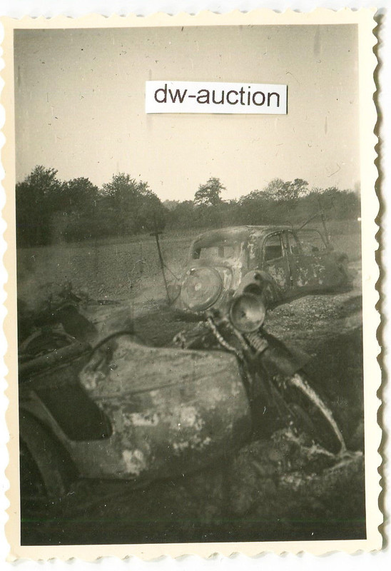 Frankreich , zerstörtes Fahrzeug und Motorrad