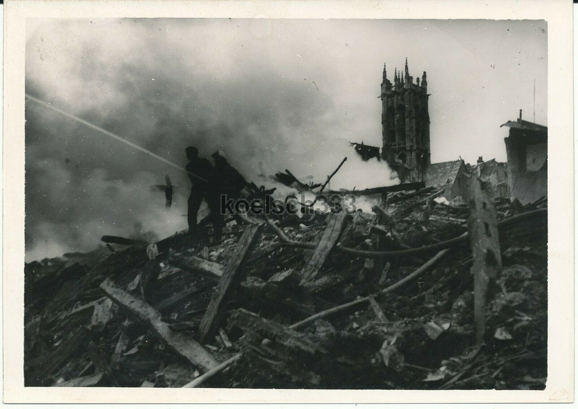 Foto Ruinen in der schwer zerstörten Stadt Rouen in Frankreich Kathedrale Kirche3
