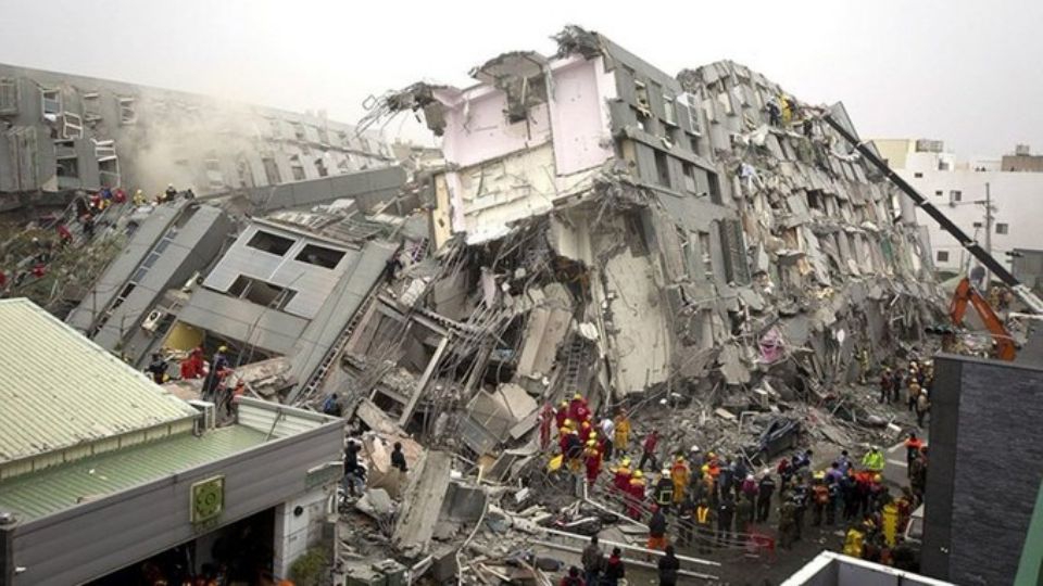 Tras fuerte sismo en China, número de decesos asciende a 74; labores de rescate se complican
