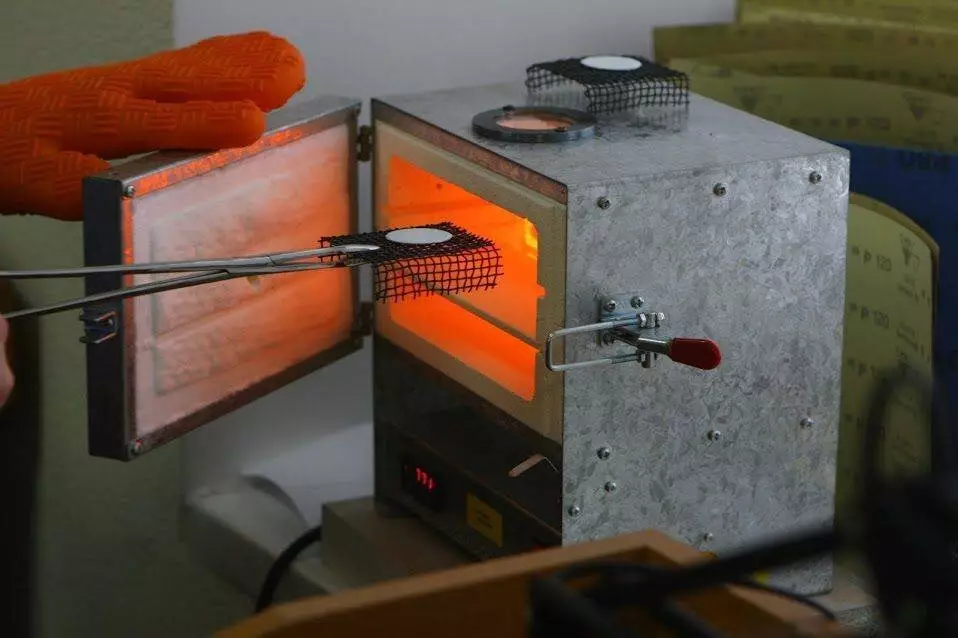 მინანქრის გამოწვის ფიზიკა: უხილავი ბრძოლა 800°C-ზე