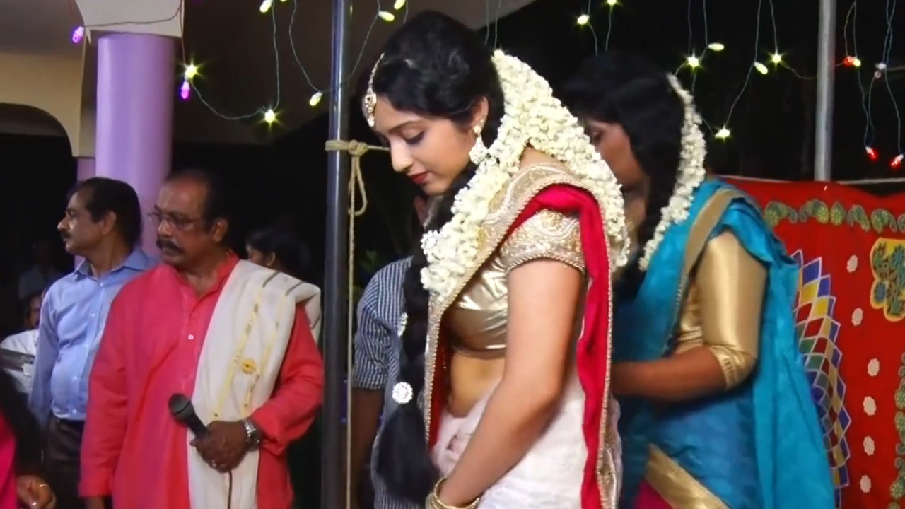 Cute malayali girl navel slips in red saree.mp4_snapshot_00.05.917