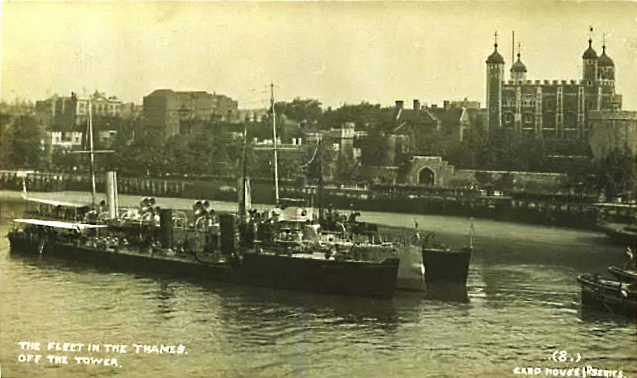 HMS Hazard в Темзе