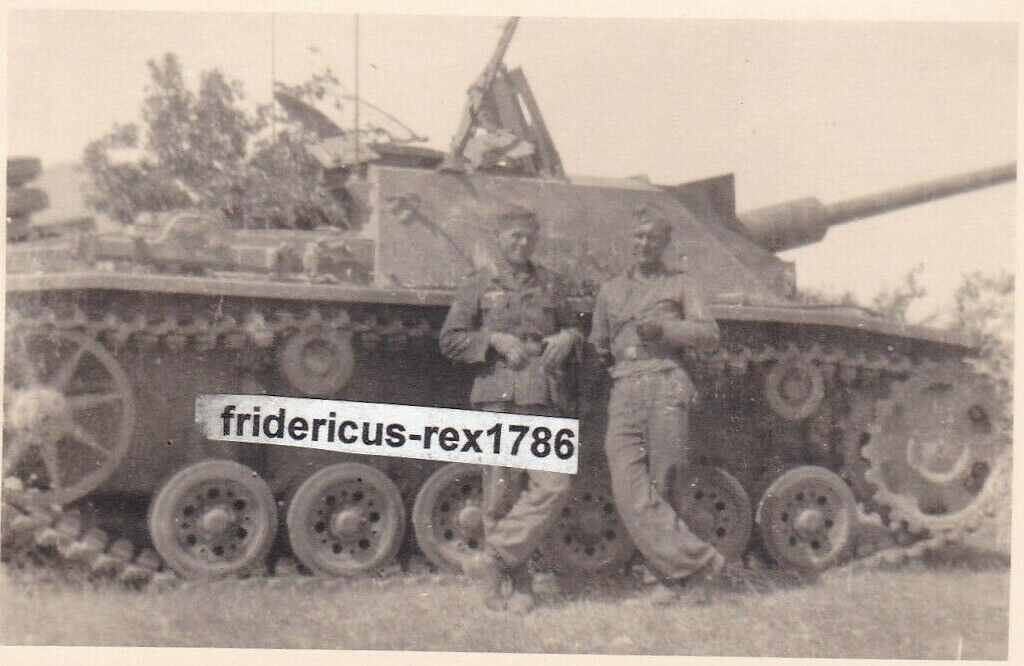 Foto Panzer Tank Sturmgeschütz StuG Abt. camo mit Besatzung Kenn