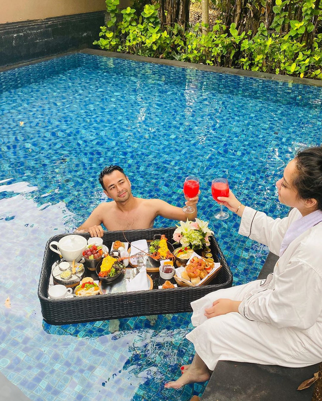 Raffi Ahmad dan Nagita Slavina saat menikmati sarapan di kolam renang
