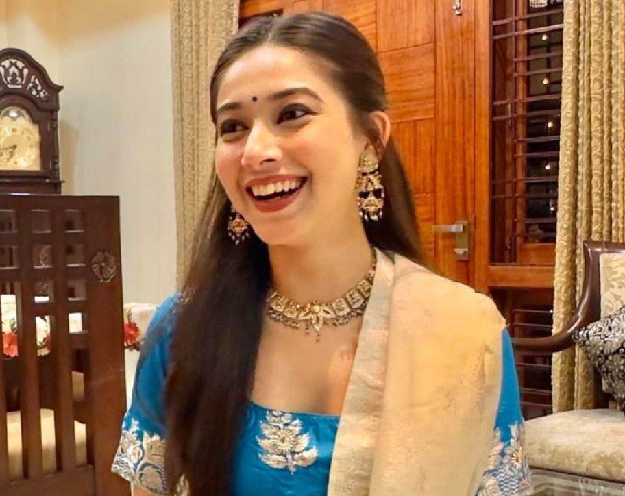 Cute girl teasing pssy closeup Latest