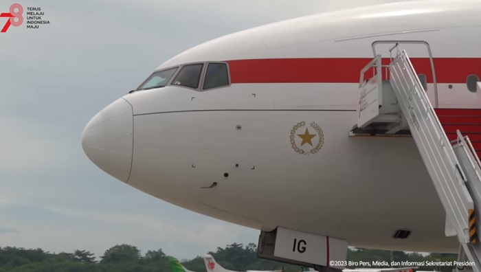 Pesawat Kepresidenan, Indonesia One, yang digunakan Presiden Jokowi dalam berbagai kunjungan. Pesawat ini berjenis Garuda Indonesia Garuda Indonesia Boeing 777-3U3(ER) dengan kode penerbangan GIA-1.