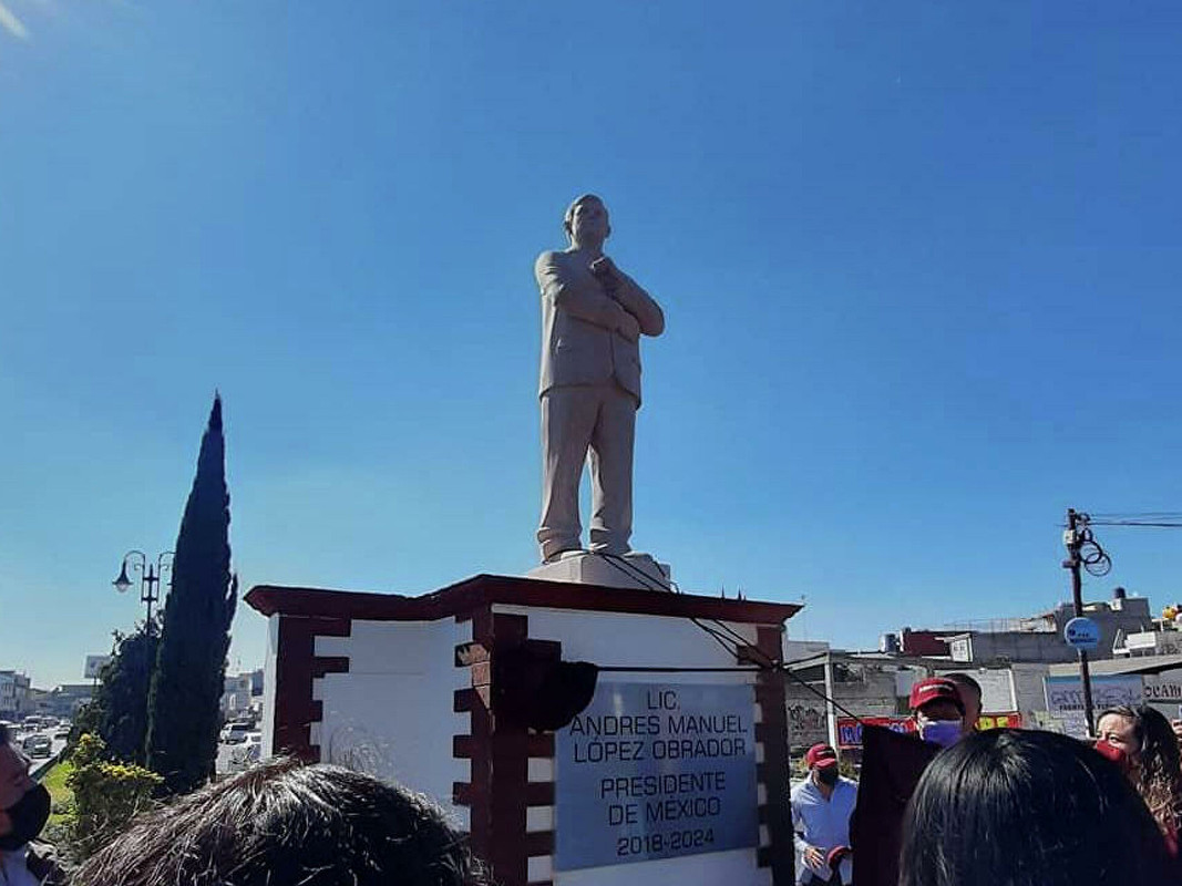 Calderón dice que la estatua de AMLO representa “la cuarta etapa del PRI”