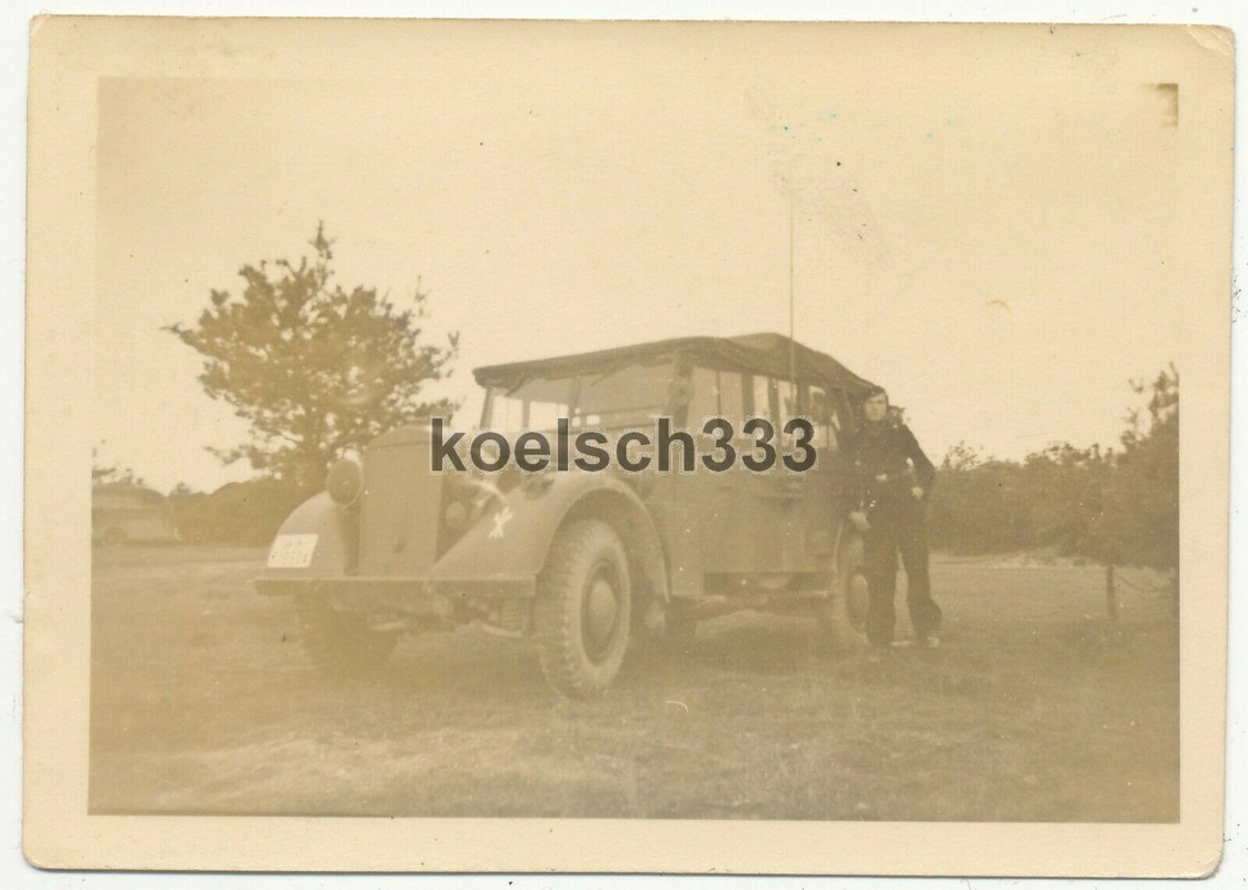 Foto Panzermann der Wehrmacht mit Kopfhörern am Kübelwagen mit Funk Antenne !