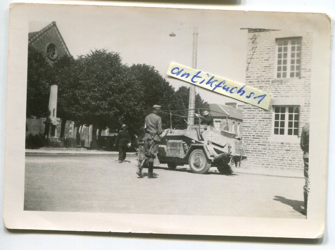 WH-Funk-Schützen-Panzer in Ortschaft in Belgien oder Holland im 