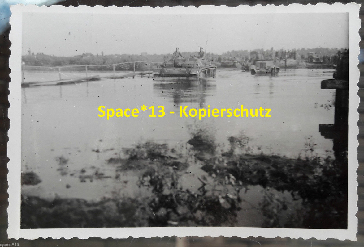 Foto Stug Panzer mit Balkenkreuz fährt duch Flus