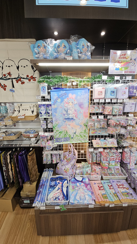 靠編號最大登機門的免稅店，有雪初音和三麗鷗合作商品
