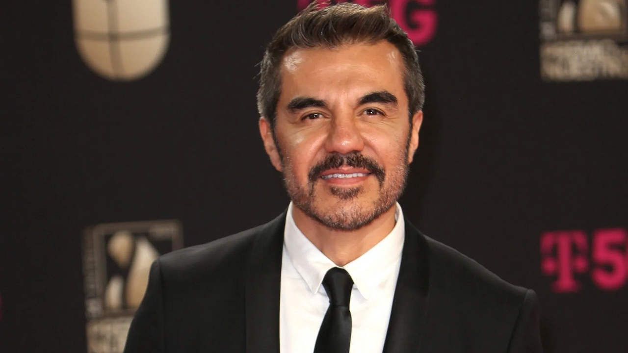 Adrián Uribe desmiente rumores políticos para anunciar