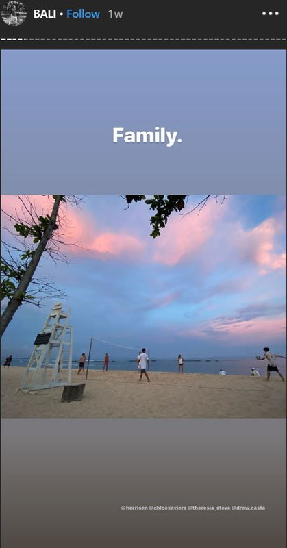 Agnez Mo main voli pantai bareng keluarganya