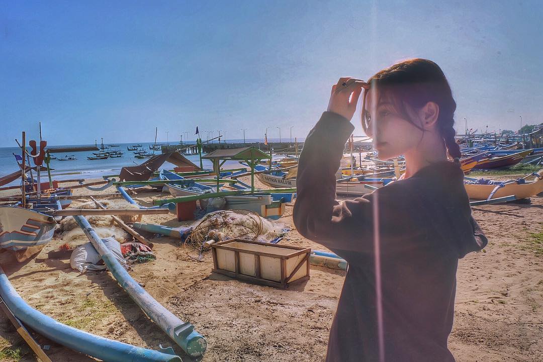 Potret cantik Nora Alexandra saat liburan menjelajahi pantai.