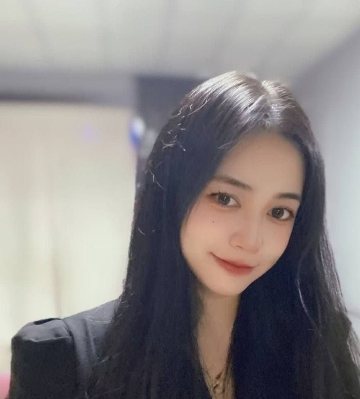 X6上大学就按耐不住内心的爱情冲动交往了一个男朋友，没想到在男友的调教之下，清纯校花慢慢沦为了淫荡小骚货，床上功夫完全被男友开发了出来，与生活中的高冷样子形成了完美反差，射脸吞精样样精通，内心深处的淫