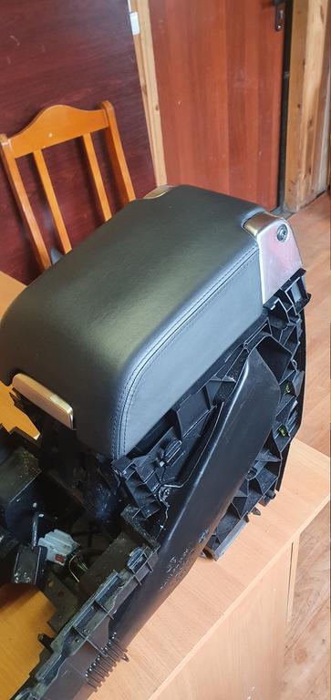 Подлокотник центральной консоли