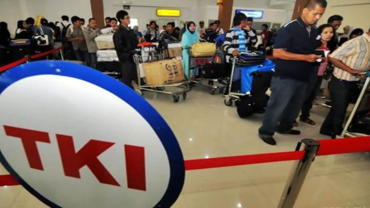 Di Indonesia, Kerja Susah dan Gaji Pas-Pasan