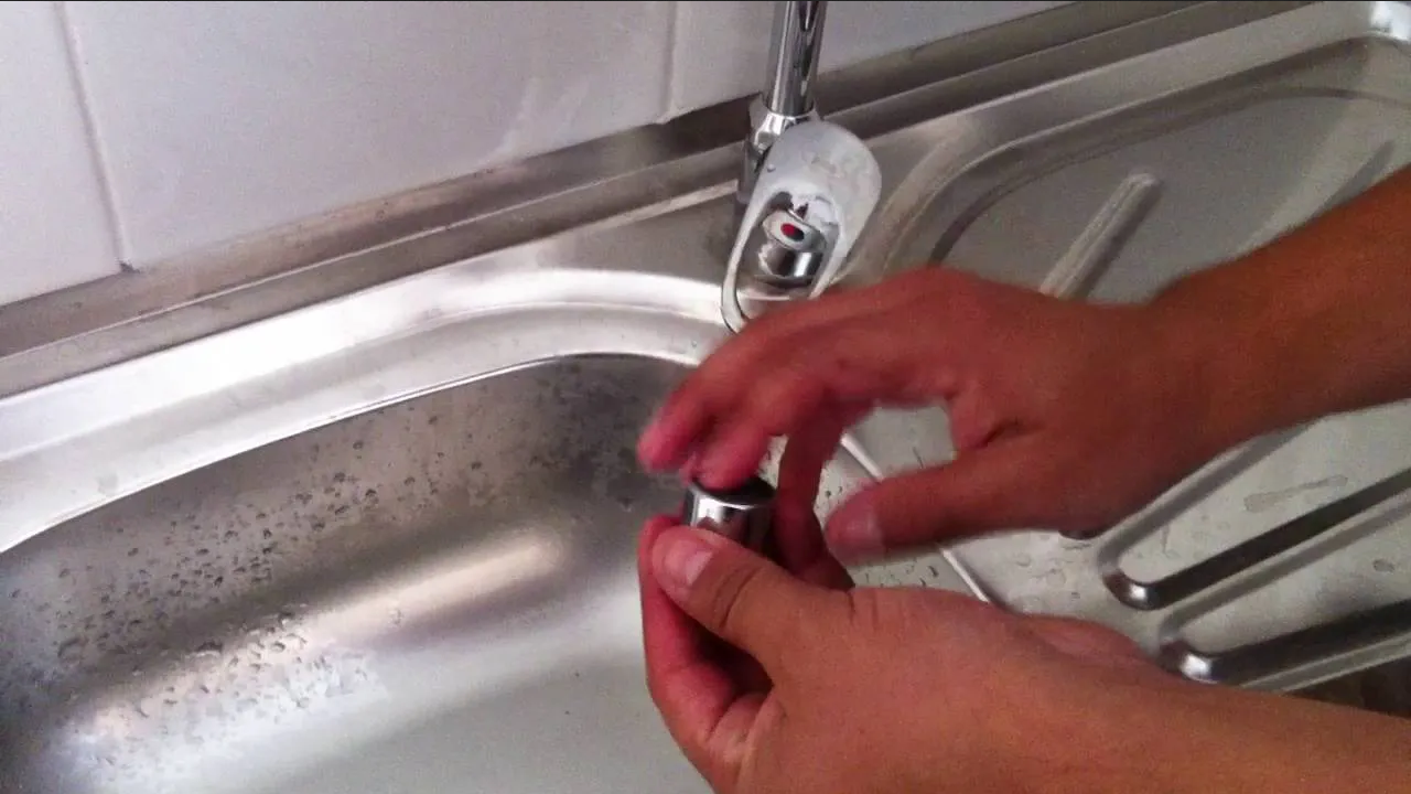 ¿Qué pasa si colocas un globo con vinagre en la llave de agua?