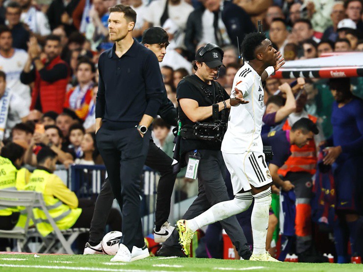 Real Madrid ra phán quyết vụ Vinicius “bật” HLV Alonso ở Siêu kinh điển