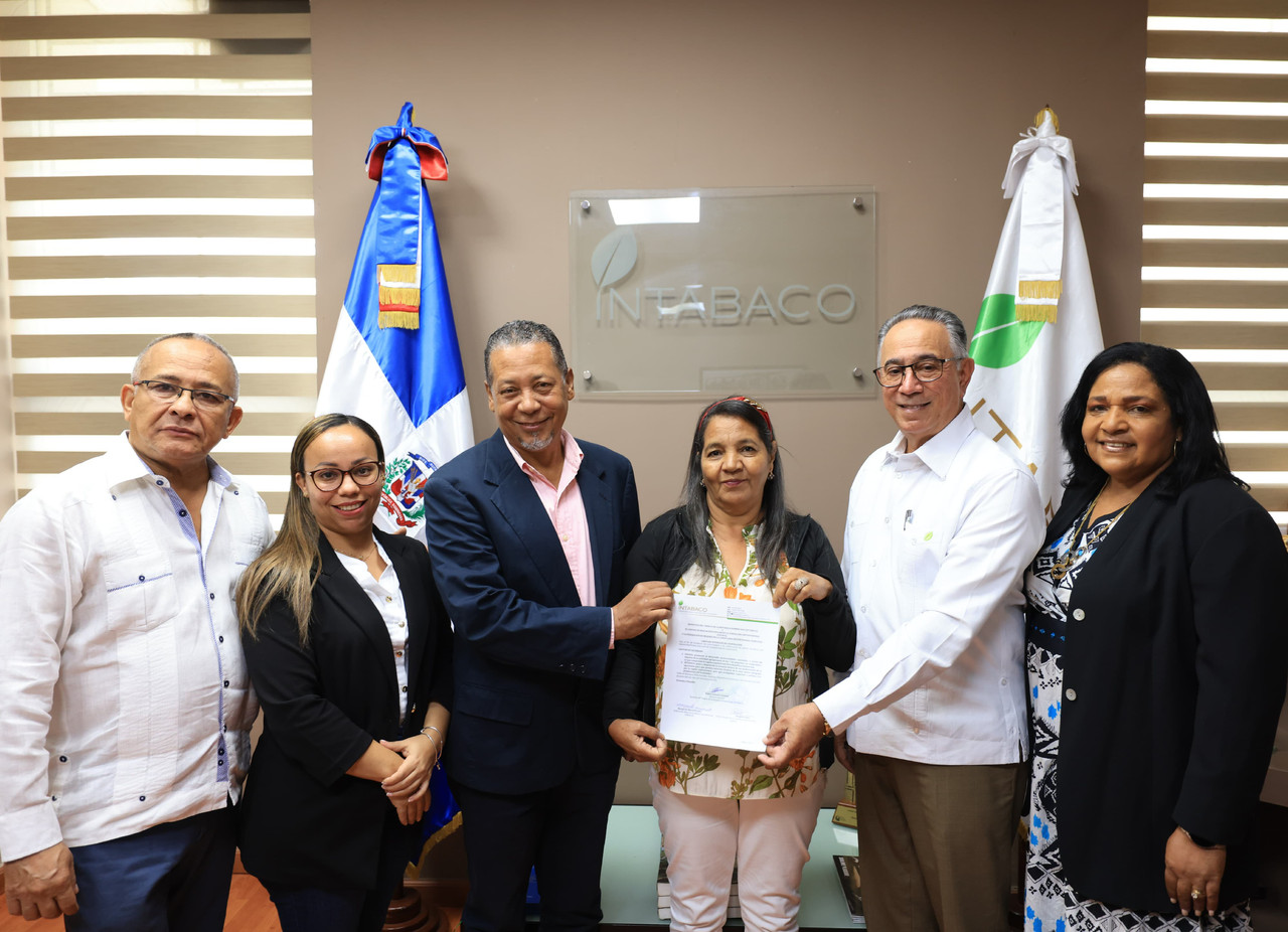 Firma de acuerdo entre INTABACO, FEMUCOS y CEPOCS