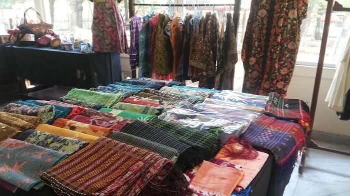 Koleksi tekstil dan songket di Museum Tekstil Indonesia. 
