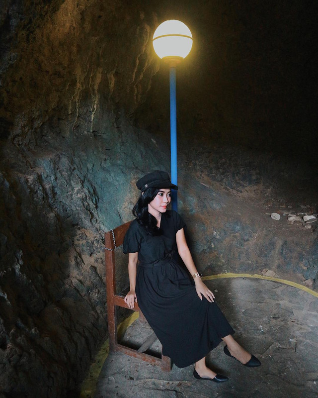 Pengunjung berfoto di dalam Goa Jatijajar.