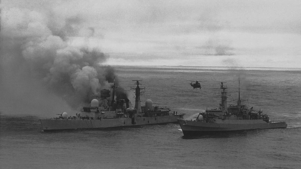 HMS Sheffield (D.80) эвакуация экипажа после попадания аргентинской ракеты, 4 мая 1982