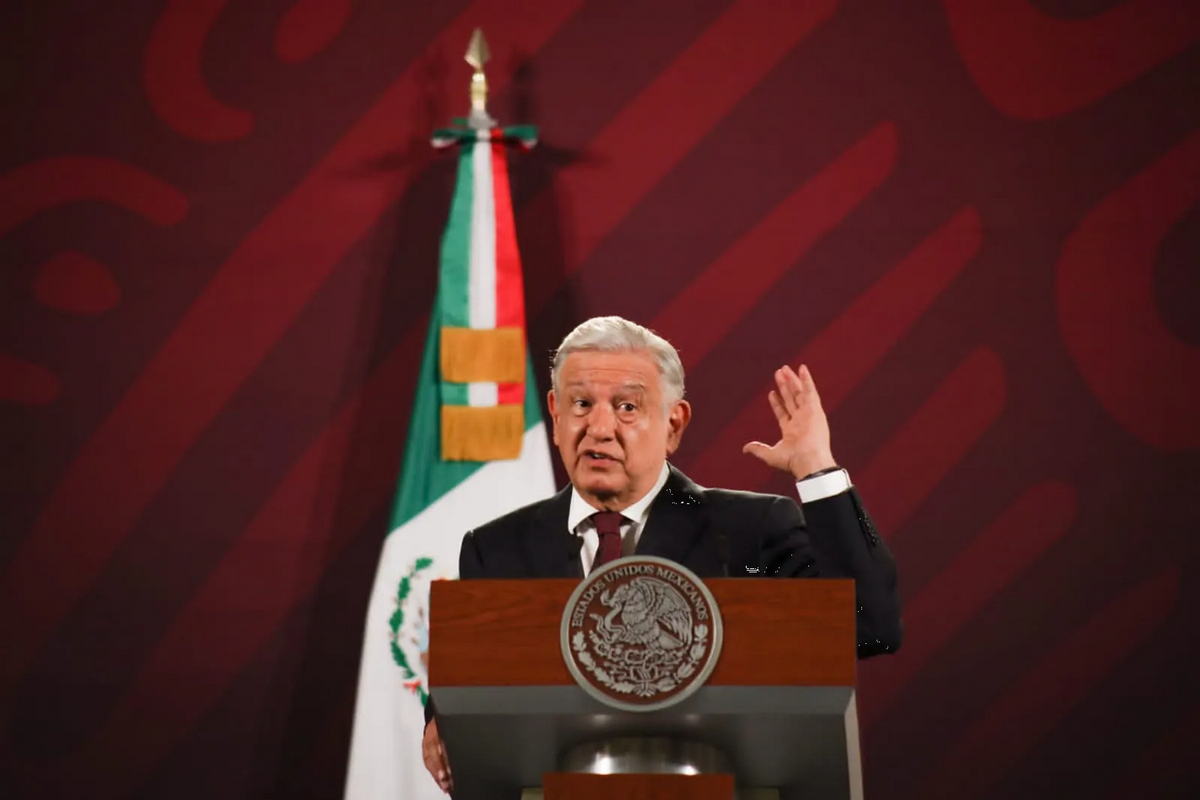 Pide AMLO a simpatizantes no llevar porras de corcholatas a su evento en el Zócalo