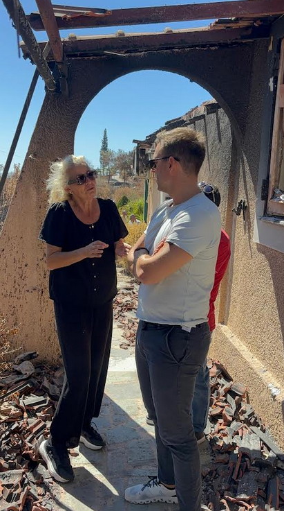 ΣΤΗ ΧΙΟ Ο ΣΤΕΦΑΝΟΣ ΚΑΣΣΕΛΑΚΗΣ: «ΕΝΑΣ ΜΗΝΑΣ ΜΕΤΑ ΤΗ ΦΩΤΙΑ ΟΙ ΚΑΤΟΙΚΟΙ ΕΓΚΑΤΑΛΕΛΕΙΜΜΕΝΟΙ ΣΤΑ ΚΑΜΕΝΑ»