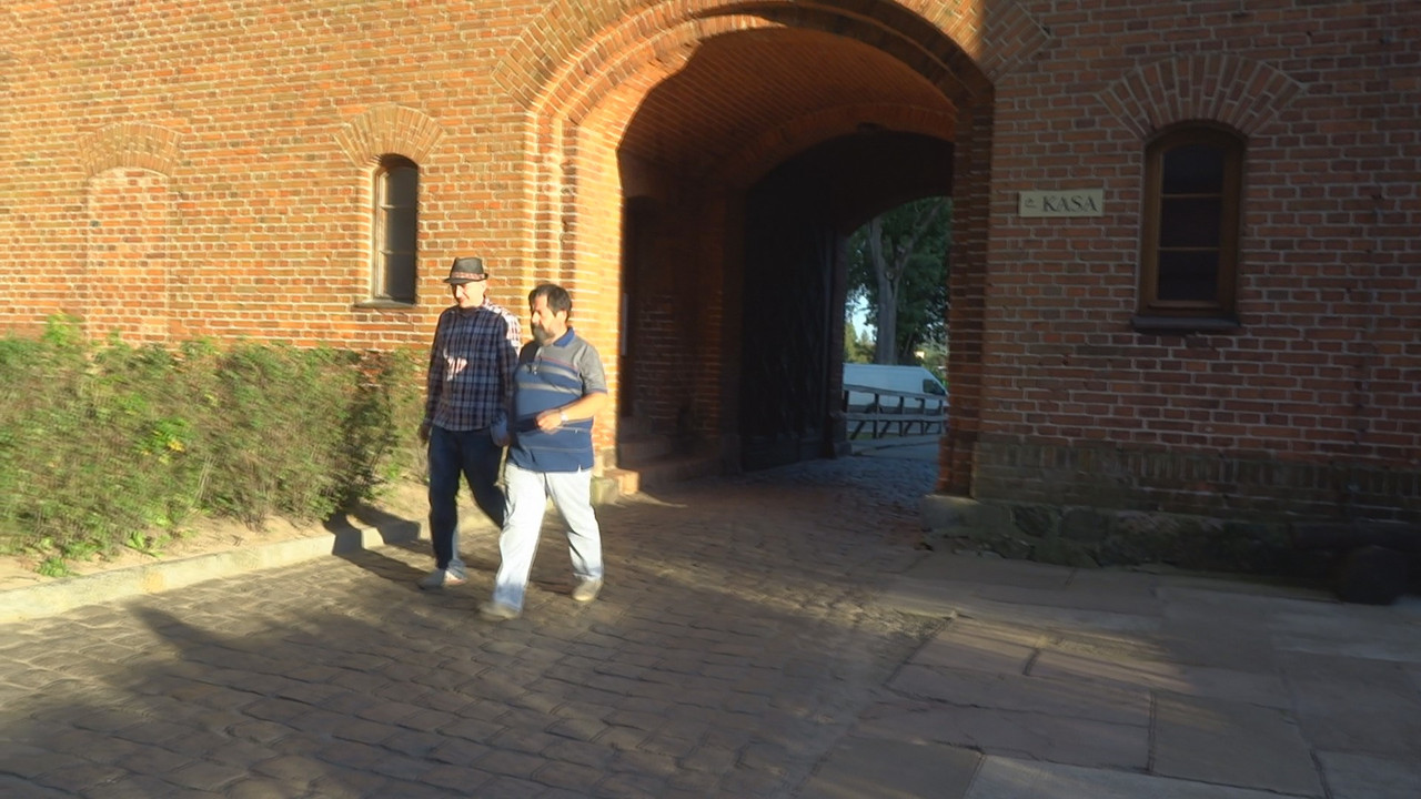 33.09 - Scenku na katedralnym dziedzińcu_000874