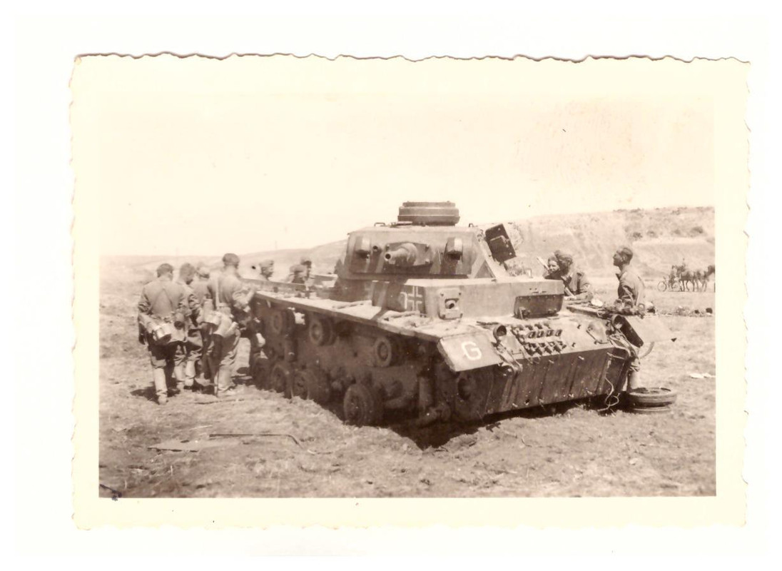 Foto 2.WK Ausgekämpfter deutscher Panzer Guderian Kennung Rußlan