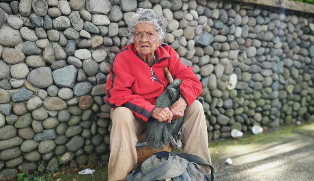 Abuelito limosnero tira dinero a conductores, solo acepta de 10 en adelante